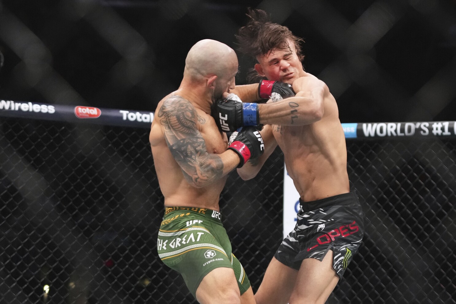 Makhachev retains lightweight belt with first-round KO of